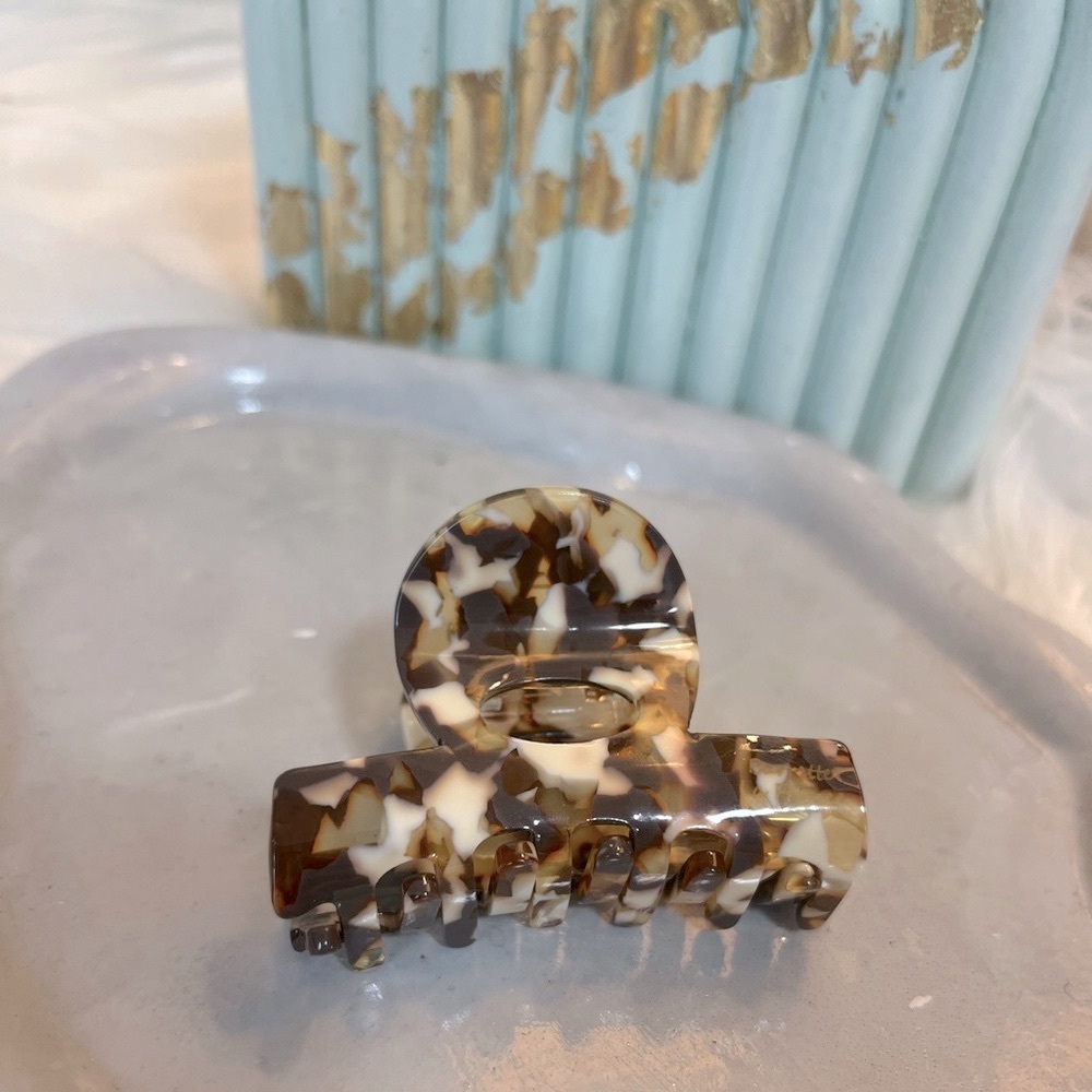 Shell Hair Claw Clip